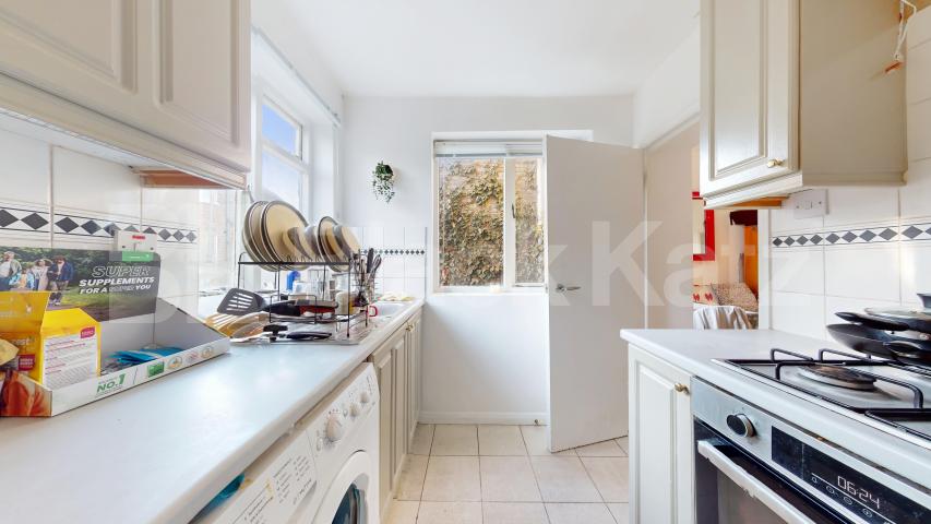 Lovely two bed set within a period house in Camden Square  Stratford Villas, Camden 